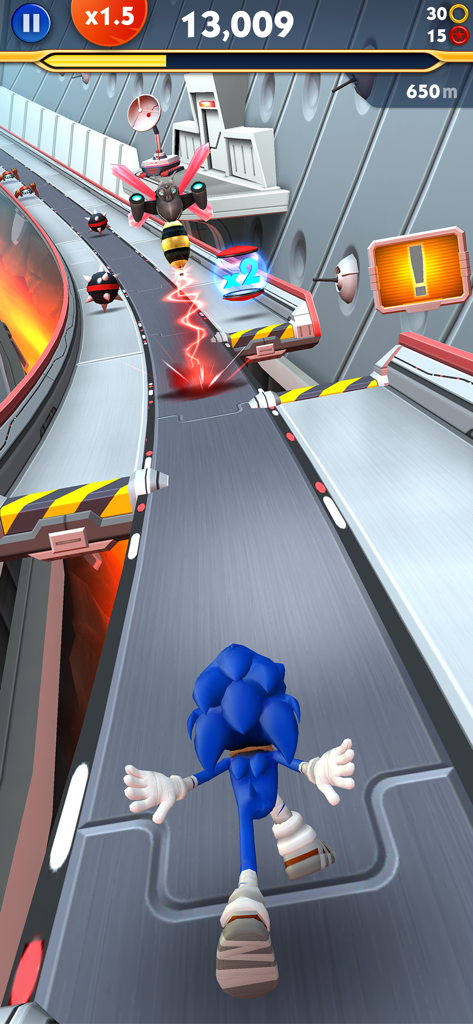 Sonic Dash 2: Sonic Boom - Sonic le Hérisson court sur une piste futuriste en esquivant un ennemi abeille robotique dans Sonic Dash 2