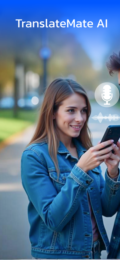 TranslateMate AI - Uma jovem sorrindo enquanto usa o recurso de tradução por voz do TranslateMate AI