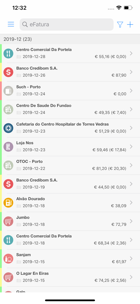 eFatura - Tela móvel mostrando uma lista de faturas fiscais portuguesas categorizadas com nomes de comerciantes e valores em Euros