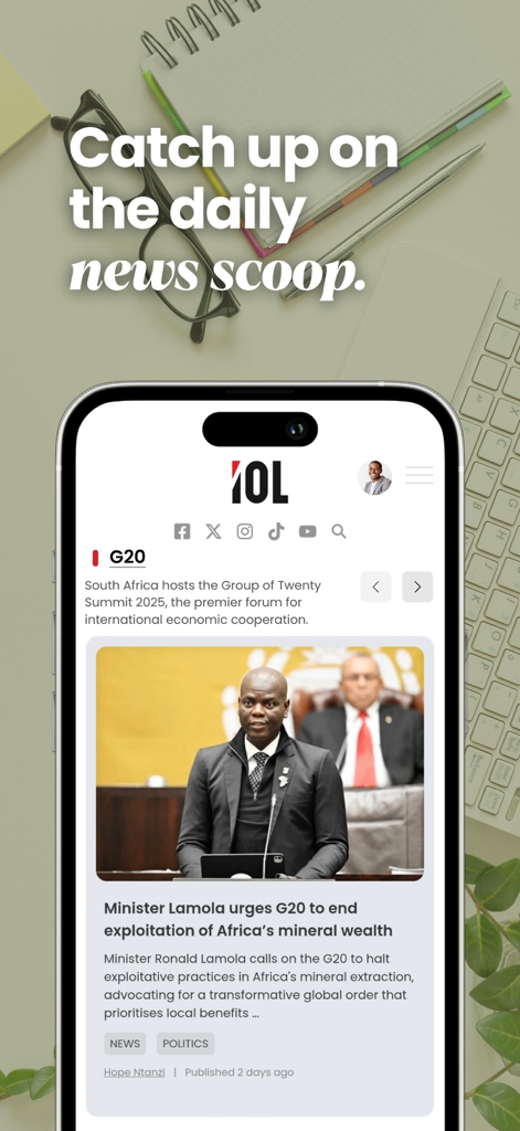 Aplicativo IOL News em um smartphone exibindo um artigo político sobre a África do Sul e o G20.