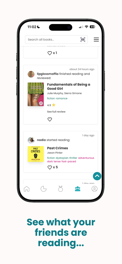 La interfaz de la aplicación StoryGraph que muestra un feed social de los libros que los amigos están leyendo y reseñando.