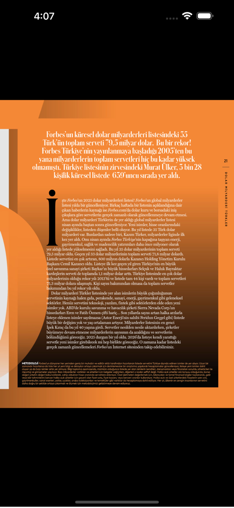 Una página de la aplicación de la revista Forbes Turkiye que presenta un artículo sobre la riqueza récord de los multimillonarios turcos en la lista global.