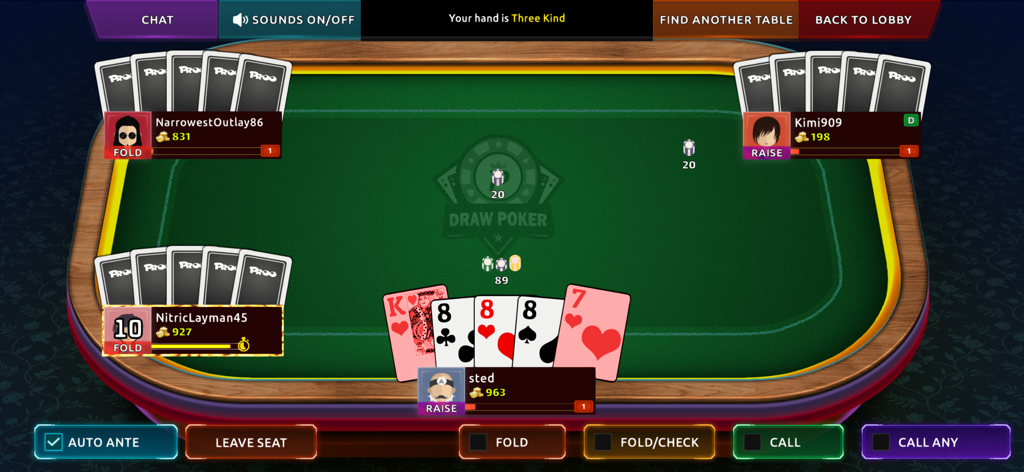 Draw Poker Online - Gameplay de Draw Poker Online mostrando uma mesa de poker virtual com quatro jogadores e uma mão de trinca.
