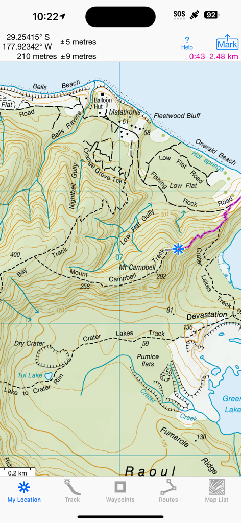 iHikeGPS NZ : LINZ Topo Maps - Uma interface de mapa topográfico LINZ detalhada no aplicativo iHikeGPS NZ mostrando trilhas de caminhada e coordenadas GPS.