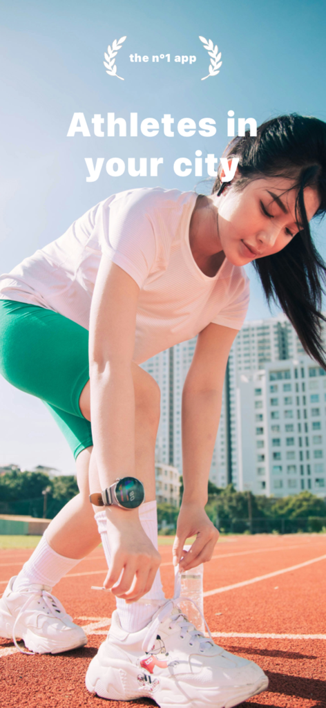 AtClub - Sports partners - Una mujer joven atándose los cordones de las zapatillas en una pista de atletismo al aire libre en la ciudad