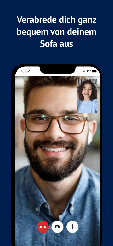 Un homme et une femme souriant lors d'un appel vidéo sur l'application de rencontre Funkenflug
