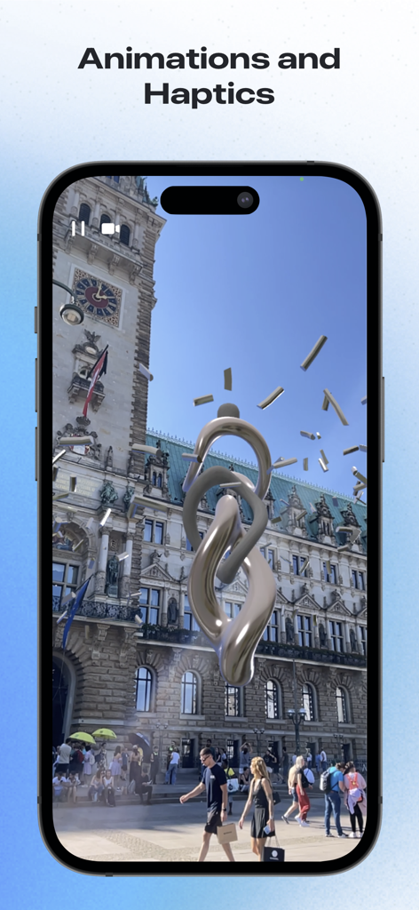 Scenery – Spatial Experiences - Pantalla de iPhone mostrando una animación de realidad aumentada de bucles metálicos abstractos en una plaza histórica.