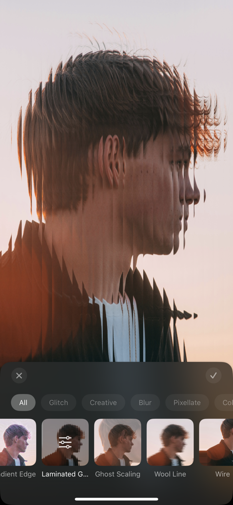 モバイル写真編集者を使用して適用された、縦型ラミネートグリッチエフェクトを持つポートレート写真