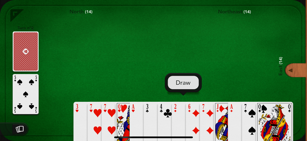 Pantalla de jugabilidad de Rummy Plus mostrando una mano de cartas sobre una mesa de fieltro verde con un botón de robo