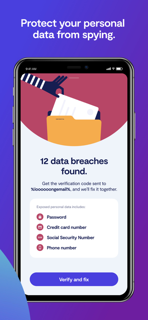 Clarioモバイルアプリのインターフェースに、個人情報が公開されたデータ侵害レポートと、「確認して修正」ボタンが表示されています。