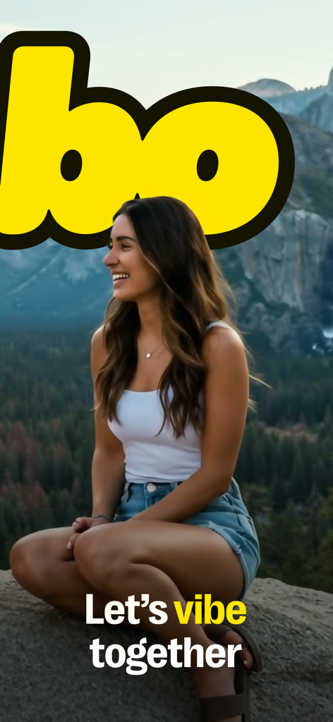 Yubo 소셜 앱 화면에 '함께 즐겨요'라는 텍스트와 함께 야외에 앉아 미소 짓고 있는 젊은 여성 이미지