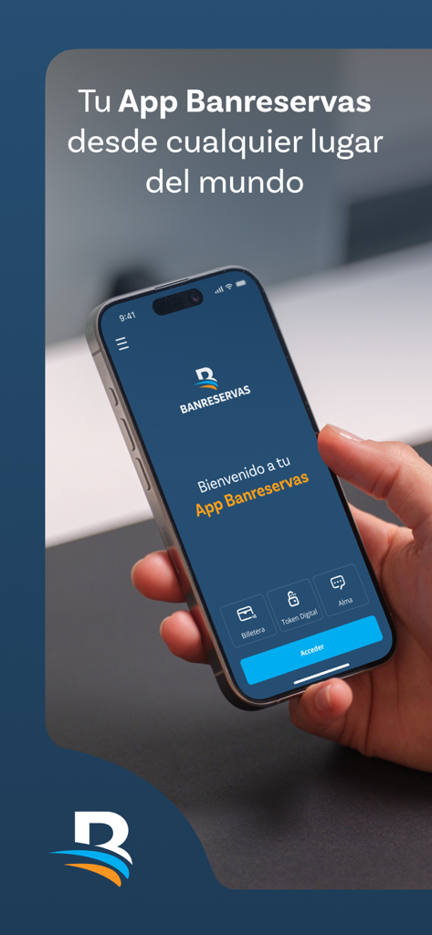 Una mano sosteniendo un smartphone que muestra la pantalla de bienvenida de la aplicación móvil de Banreservas con un texto de acceso global