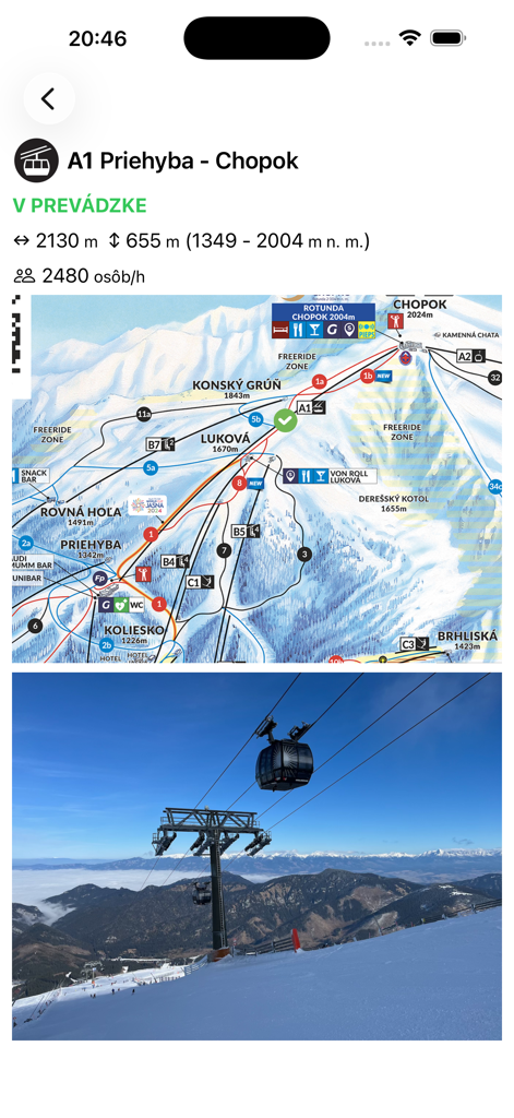 Details der Seilbahn A1 Priehyba Chopok mit einer Skigebietskarte und Blick auf die Gondel auf dem verschneiten Berghang.