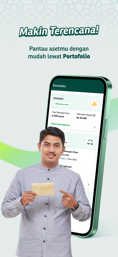 Pegadaian Syariah Digital - スマートフォン（Pegadaian Syariah Digitalアプリのポートフォリオ画面を表示）を手に持つ男性と貯蓄カード