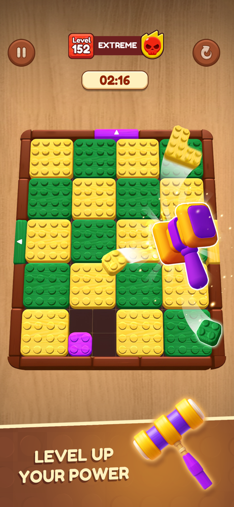 Wooden Slide: Block Escape - Um booster de martelo sendo usado para esmagar blocos de madeira em um jogo de puzzle.