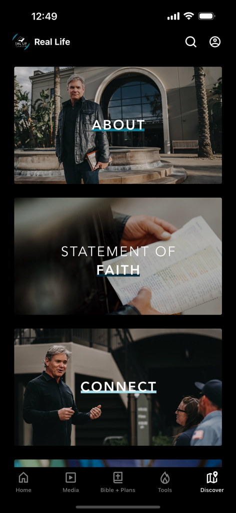 Real Life with Jack Hibbs - Pantalla 'Descubrir' de la aplicación Real Life with Jack Hibbs que muestra secciones sobre Declaración de Fe y Conectar