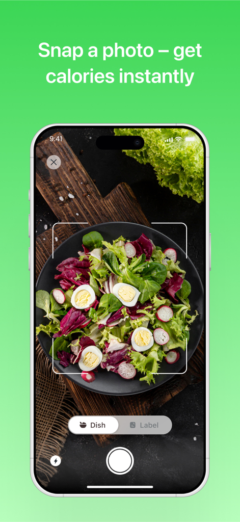 SnapDiet: AI Calorie tracker - SnapDiet 앱 인터페이스는 샐러드를 스캔하여 즉시 칼로리를 계산하는 스마트폰 카메라를 보여줍니다.