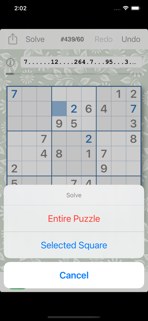 Smart Sudoku - Una captura de pantalla de la interfaz de la aplicación Smart Sudoku que muestra un menú de resolución con opciones para Rompecabezas Completo o Cuadrado Seleccionado sobre un tablero de Sudoku.