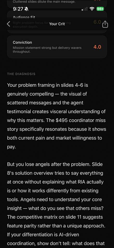 Crit: AI Design Advisor - Uma interface móvel do aplicativo Crit mostrando feedback e pontuações gerados por IA para convicção da apresentação e adequação ao público.