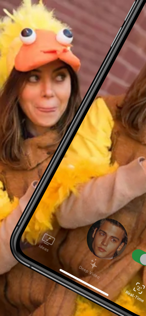 Une capture d'écran de l'interface de l'application Real Deep montrant un échange de visages en temps réel sur une personne portant un costume de chapeau de canard