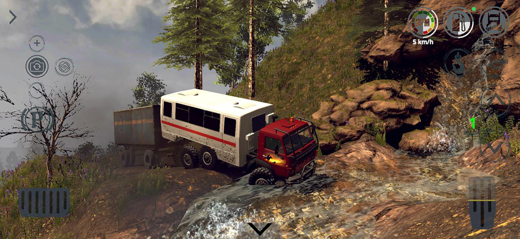 RTHD Offroad online 2025 - Un camión todoterreno rojo con un remolque y carrocería de caravana cruzando un arroyo en una simulación de montaña.