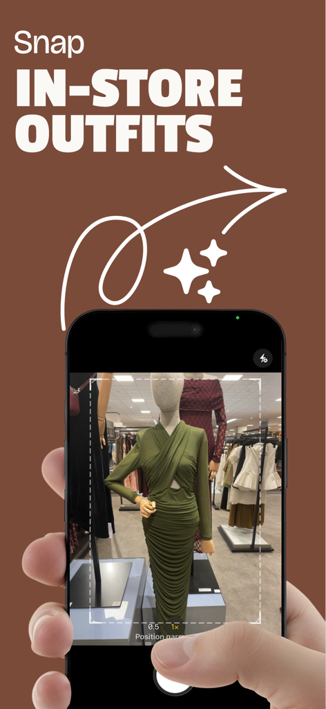 Adorna - Una persona usando la aplicación Adorna para tomar una foto de un vestido verde en un maniquí en una tienda de ropa para prueba virtual.