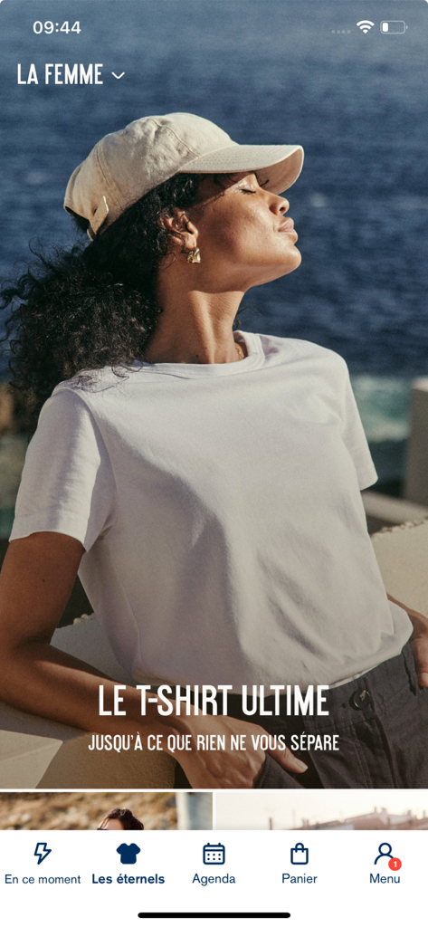 Asphalte - アスファルトアプリのインターフェース。女性用の白いTシャツモデルと、海岸の背景が表示されています。