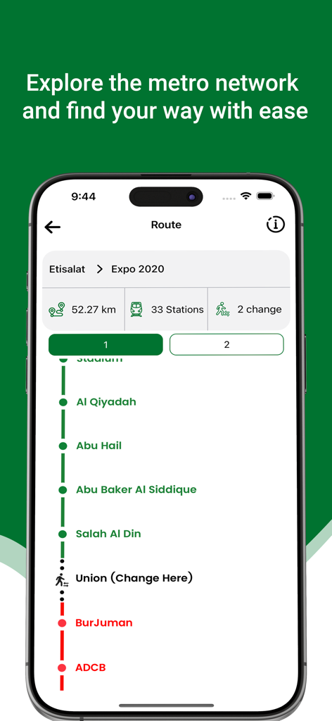 Dubai Metro - Route & Schedule - 駅リストと旅程の詳細が表示されたドバイメトロアプリのルートプランナーを示すスマートフォン