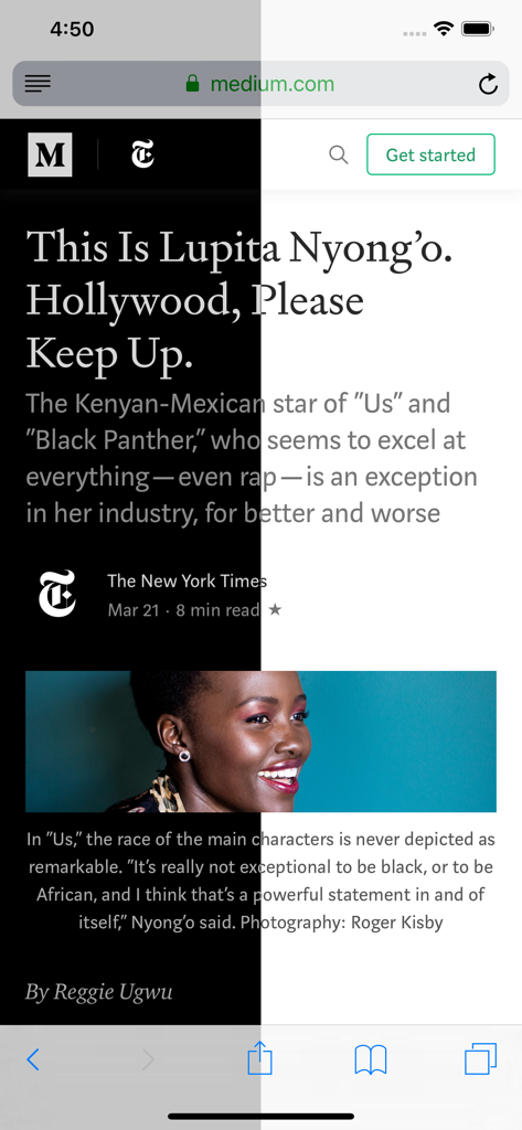 Uma comparação em tela dividida mostrando um site no Safari com o modo claro à direita e o modo escuro ativado à esquerda.