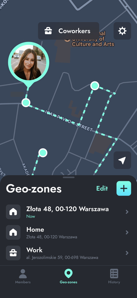 Interfaz de la aplicación de localizador familiar que muestra un mapa GPS en tiempo real con historial de ubicaciones y una lista de zonas geográficas guardadas para el hogar y el trabajo.