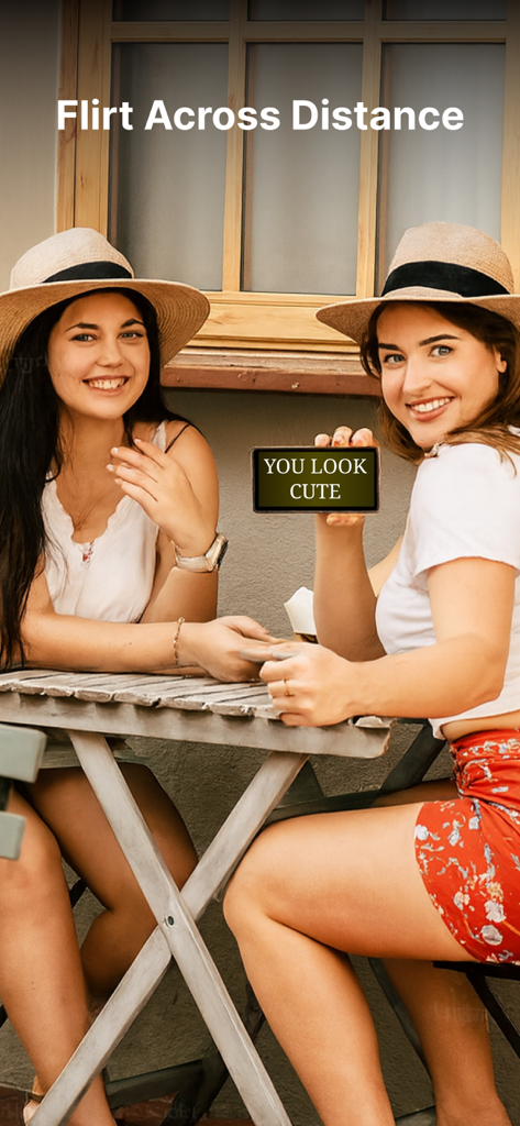 Duas mulheres usando o aplicativo Texto Grande para exibir uma mensagem de flerte na tela de um telefone