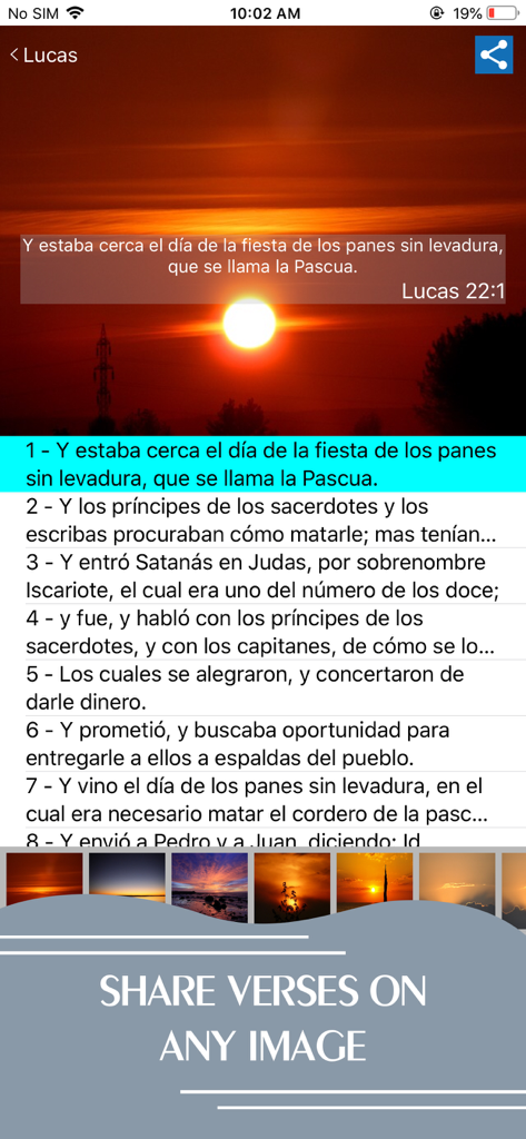 La Biblia · - Un verset biblique espagnol de Lucas 22:1 superposé sur un fond de coucher de soleil dans la fonction de partage de l'application La Biblia