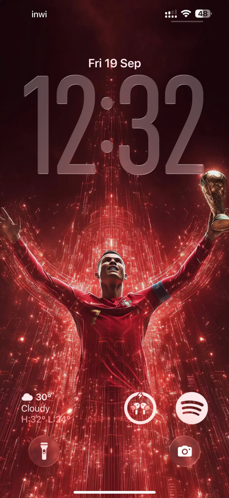 Ultimate Soccer Wallpapers Hub - Pantalla de bloqueo de iPhone con un fondo de pantalla digital rojo de alta definición de Cristiano Ronaldo sosteniendo un trofeo