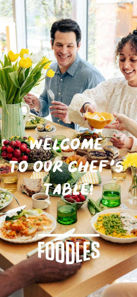 Um grupo de profissionais desfrutando de uma refeição comunitária fresca e saudável em uma mesa com a marca Foodles