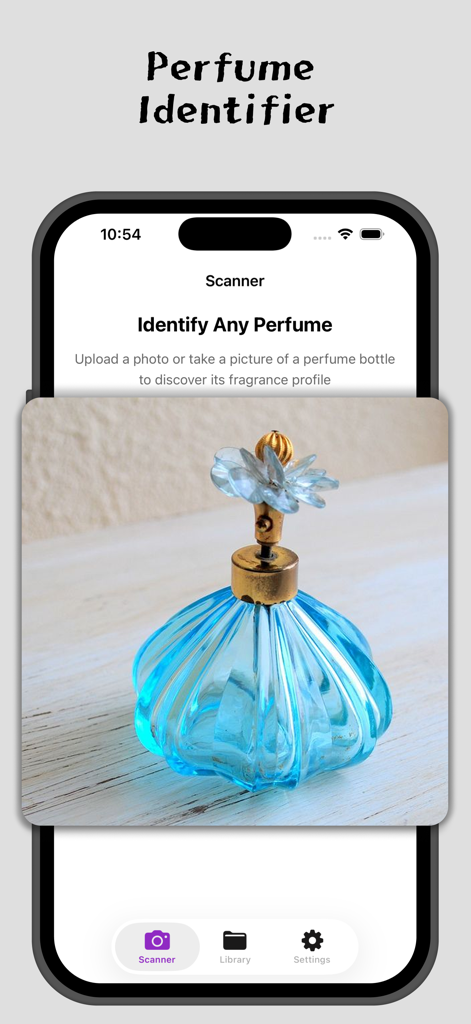AI Perfume Identifier Scanner - L'interfaccia scanner dell'app AI Perfume Identifier con una bottiglia di profumo blu in fase di identificazione