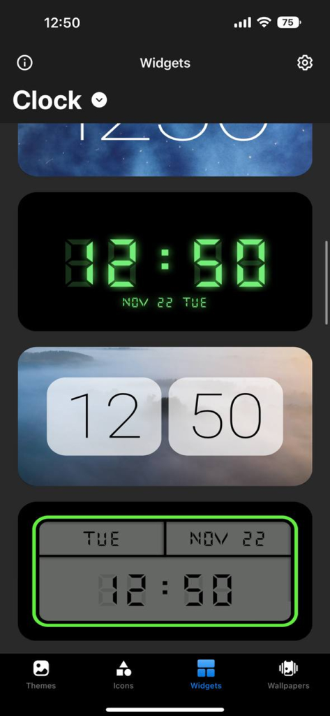 App Themes: Icon Widgets Kit - iPhone 개인화를 위한 네온 녹색 디지털 및 미니멀리스트 디자인을 포함한 다양한 시계 위젯 스타일을 표시하는 화면.