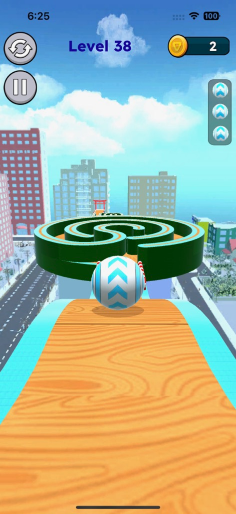 Uma bola 3D rolando em uma pista de madeira alta em direção a um labirinto circular de obstáculos acima de uma cidade em Sky Ball