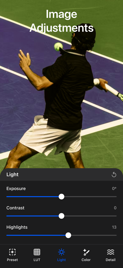 Interface de l'application AI Enlarger montrant des curseurs d'exposition et de contraste pour une photo d'un joueur de tennis.