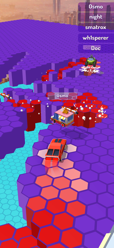 Race Arena - Fall Car Battle - Un coche rojo y un camión de helados compitiendo en baldosas hexagonales que caen en una arena de ciudad