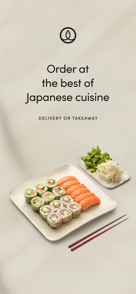 Sushi Shop, livraison de repas - Une assiette de sushis assortis et de nigiris au saumon, servie avec des baguettes et une portion d'edamame.