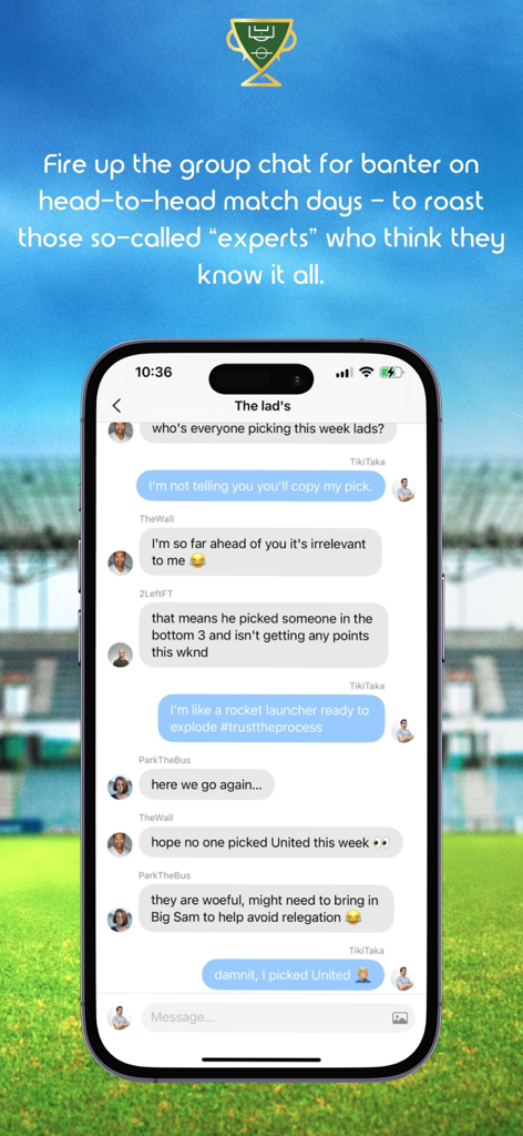 League Of Pundits - Una interfaz de chat grupal en la aplicación League of Pundits que muestra a amigos bromeando sobre predicciones de partidos de fútbol.