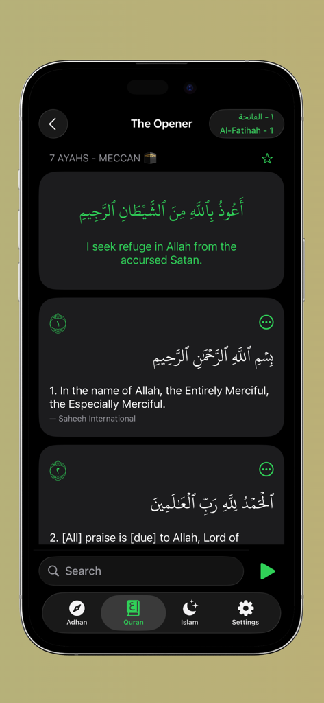 Al-Islam App Koranleser, der Sure Al-Fatihah mit arabischer Schrift und englischer Übersetzung im dunklen Modus anzeigt.