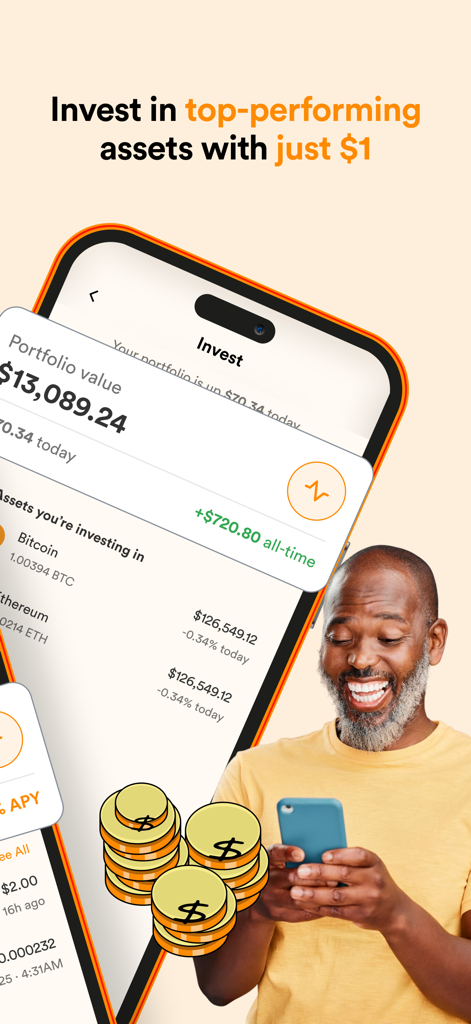 Accrue: Send. Spend. Sell. - Un hombre sonriendo mirando su teléfono inteligente que muestra la pantalla de inversión de la aplicación Accrue con una cartera de activos digitales