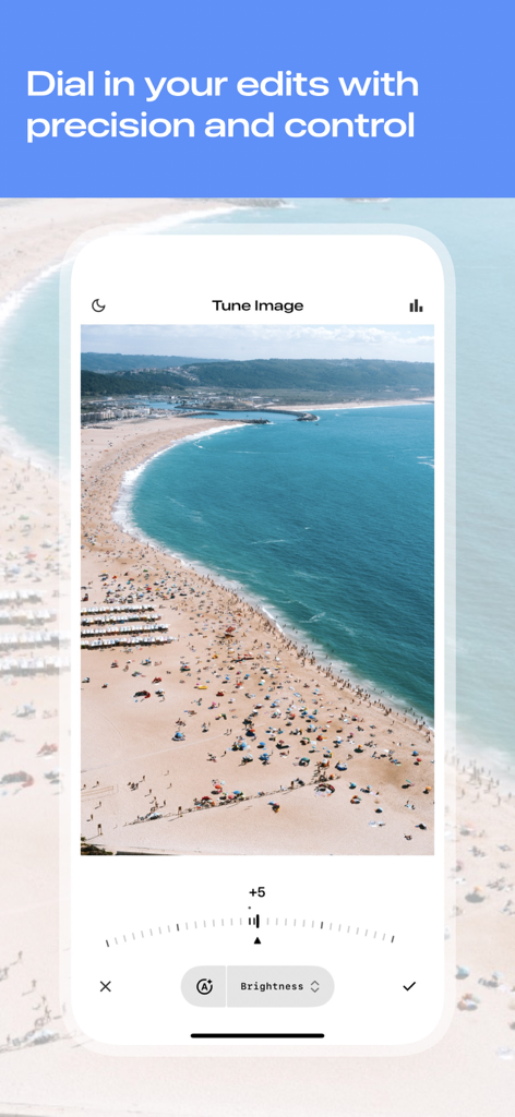 Interface do aplicativo Snapseed mostrando a ferramenta Ajustar Imagem com um mostrador de precisão para ajustar o brilho em uma fotografia de praia.