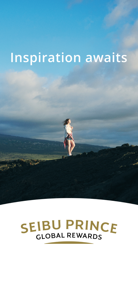 Seibu Prince Global Rewards - 青い空の下、雄大な山の頂上に立つ旅行者。西武プリンスグローバルリワードのロゴが表示されている