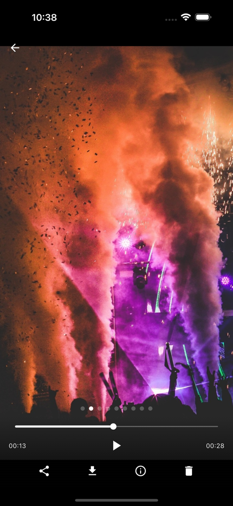 SaveTok - Tik Tock Video Saver - Interfaz del reproductor de video SaveTok que muestra una escena de concierto con efectos de humo morado y naranja