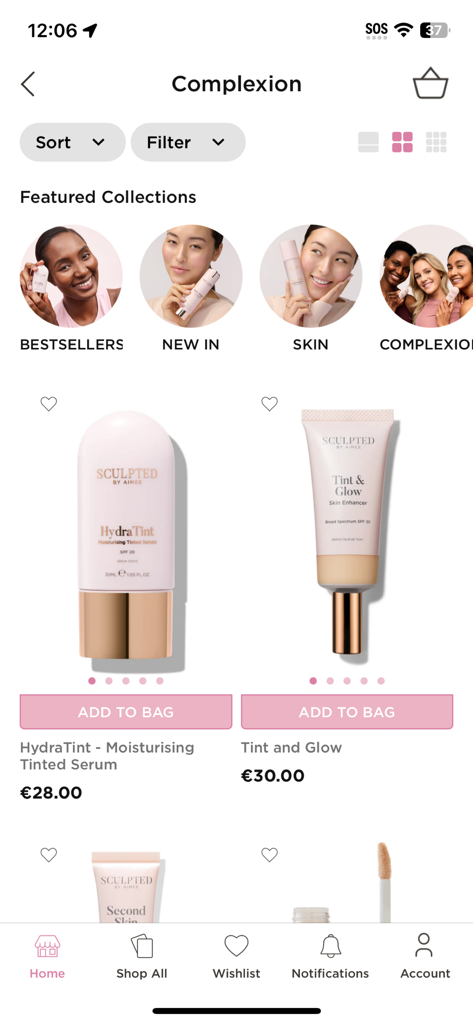 Interfaz de la aplicación móvil de Sculpted by Aimee mostrando productos de maquillaje para la tez y colecciones destacadas