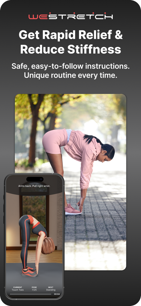 WeStretch: Stretching & Splits - Uma mulher realizando um alongamento de toque nos pés ao ar livre, ao lado de um smartphone mostrando uma instrutora virtual 3D guiando uma rotina semelhante.