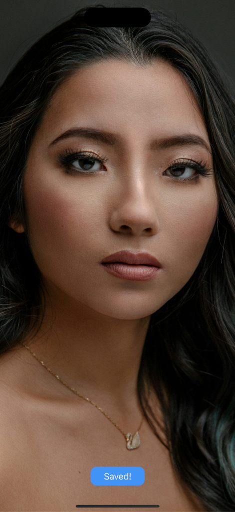 das Image Search and Explore - Close up portrait of a woman with a blue Saved notification in the app