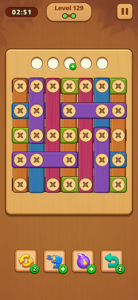 Un nivel de puzzle de lógica en Family Savior con tablas de madera coloridas y tornillos metálicos sobre un fondo de madera